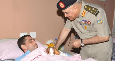 وزير الدفاع يزور مصابى العمليات فى سيناء.. ويؤكد: قادرون على التصدى للإرهاب