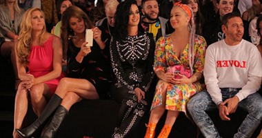 بالصور.. كاتلين جينر وكاتى بيرى تطلقان العنان للتقاليع بعرض أزياء Moschino