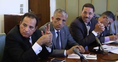 لجنة الإدارة المحلية بالبرلمان تهاجم الحكومة وتصعد أزمة "القمامة" إلى رئيس الجمهورية.. والنواب يتهمون الحكومة بالعجز عن حل المشكلة.. رئيس "جهاز المخلفات": نحتاج 3.1 مليار جنيه للإنفاق على المنظومة