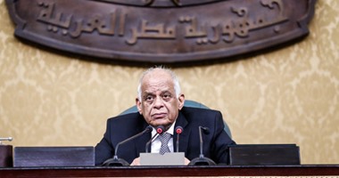 على عبد العال مداعبا النواب: "الفطار فى القاعة كوباية مية وبلح"