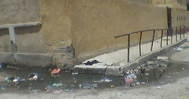 انهيار جزء من سور فاصل بين مدرسة والسكة الحديد فى سيدى بشر بالإسكندرية  