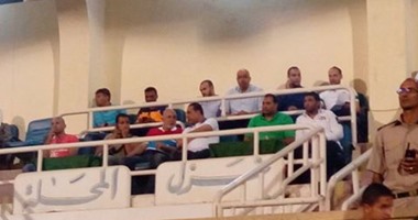 محمد عامر يتابع مباراة المحلة وإنبى بمقصورة الفلاحين