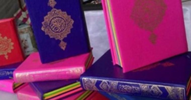 بالصور.. المصاحف الملونة تغزو القاهرة.. النسخ تنتشر بالعتبة والأزهر والحسين.. السعر يبدأ بـ30 جنيها.. الشباب يقبل عليها لاستخدامها فى التهادى.. و"البحوث الإسلامية": بها أخطاء مطبعية وغير مصرح تداولها