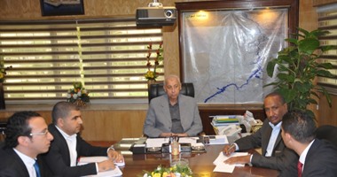 محافظ أسوان يجتمع مع وفد هيئة الاستثمار