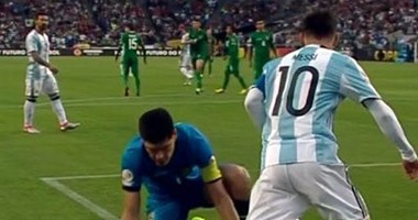 كوبا أمريكا 2016.. ميسي يهين حارس بوليفيا بـ"كوبرى" كارثى
