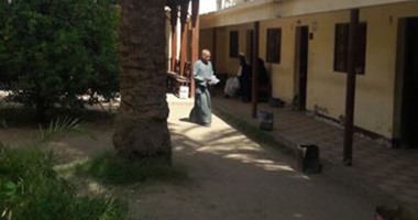 بالصور.. أهالى أسوان يشكون سوء تعامل موظفى الشهر العقارى لفرع بركة الدماس