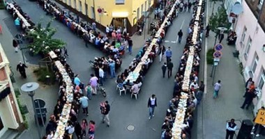 موائد الإفطار الرمضانية تزين شوارع مدينة هانوفر الألمانية