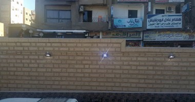 بالصور.. كشافات كهرباء مضاءة نهارا بمحيط كوبرى فى المحلة بالغربية