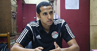 أحمد صلاح صراف مترو بمحطة السادات صباحا وحكم بالدورى بعد الظهيرة.. ناظر المحطة: عمله التحكيمى لم يؤثر على وظيفته بالمترو والكابتن نموذج للنجاح والشركة تقدم له الدعم على مشوار رياضى تجاوز الـ 15 عاما