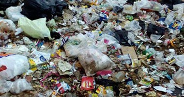 القمامة تحاصر كوبرى مشاة بجوار محطة مترو أنفاق طرة والأهالى يستغيثون