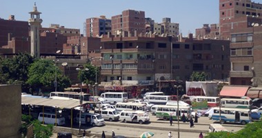 موقف الوراق "نص فى الضل ونص فى الشمس"... طورته محافطة الجيزة العام الماضى بـ 750 ألف جنيه ولم تكمل باقى أجزائه.. والمواطنون يشتكون من عدم تظليله بالكامل وغياب رجال المرور