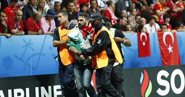 يورو 2016.. الشرطة تعتقل مشجع قبل الاعتداء على مدرب تركيا