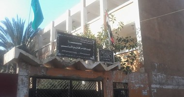 تفاصيل سقوط مدير مدرسة ديرب الخضر بالدقهلية بتجارة المخدرات.. لجنة المتابعة تعثر على أفيون وحشيش بدولابه.. والمدرسة تحت حصار المسجلين خطر