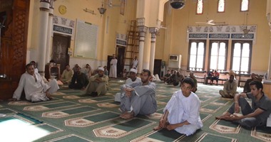 بالصور.. جلسات الدروس الدينية قبل الإفطار بمساجد الأقصر