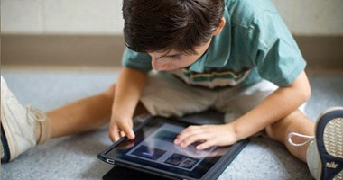 5 نصائح للتعامل مع طفلك مُدمن "التابلت".. أهمها اهتمامك