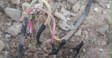 أسلاك عارية لأعمدة كهرباء تهدد حياة المواطنين أعلى كوبرى 15 مايو