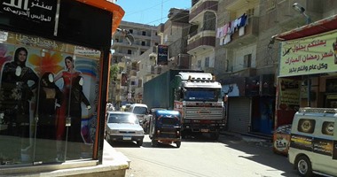 سيارات النقل تسبب أزمة مرورية بفوه فى كفر الشيخ