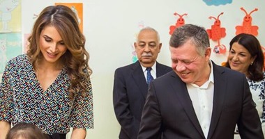 الملكة رانيا تنشر صورة لزيارة مركز متعددى الإعاقة بصحبة الملك عبد الله