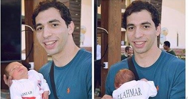 الأحمر ينشر صورته مع مولوده  الجديد " عمر "