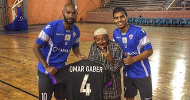 شيكابالا يحتفل بفوز الزمالك على إنيمبا بقميص عمر جابر