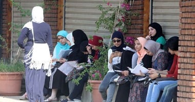 طلاب الثانوية العامة يمتحنون اليوم الديناميكا والكيمياء والتربية الوطنية