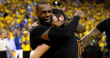 بالصور.. تعرف على سبب دموع ليبرون جيمس فى نهائى الدورى الأمريكى للسلة