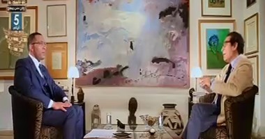 فاروق حسنى فى حديثه لـ"خالد صلاح" عن الثقافة والسياسة: المتحف المصرى مشروع ضخم وعملاق.. مبارك رفض "التوريث" وأخطأ بترك الإخوان.. سوزان سيدة "قيمة" والتقيت شفيق 3 مرات.. ويؤكد: أمريكا أرادت هدم مصر