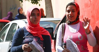 حزن وفرحة.. تعبيرات متضاربة على وجوه طالبات الثانوية العامة بعد امتحانات اليوم