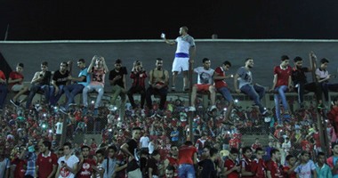 بالفيديو.. جماهير الأهلى تهتف أمام مقر إقامته بطنطا "الدورى يا حسام"