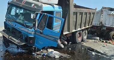 رفع آثار حادث تصادم سيارة نقل محملة بالرمال وسيارة إطفاء بصحرواي الإسكندرية 