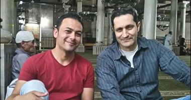أول ظهور لعلاء مبارك منذ الخروج من السجن فى مسجد "السيدة زينب"