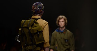 بالصور.. عرض أزياء Salvatore Ferragamo يجمع بين الجنون والبهجة فى ميلانو