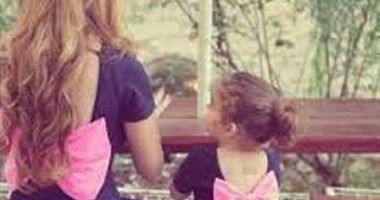 البنت طالعة لأمها .. بالصور أمهات اخترن نفس الأزياء لبناتهن