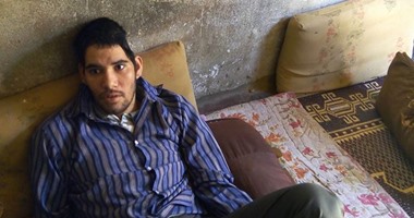 مواطن بالإسماعيلية يناشد المسئولين علاج نجله المصاب بالشلل
