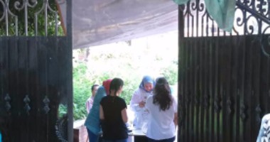 تفتيش طالبات الثانوية قبل دخولهن امتحانى الكيمياء وعلم النفس بالزاوية 