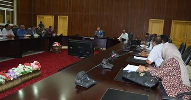 محافظ البحر الأحمر يترأس اجتماع حصر أراضى الدولة بالمحافظة