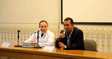 بالصور.. المحافظ يجتمع بمدير مستشفى "الأقصر الدولى" ويستمع لمشاكل العاملين بها