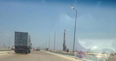 أعمدة الإنارة مضاءة نهارا على الطريق الدولى الساحلى فى برج العرب