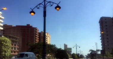 بالصور.. أعمدة الإنارة مضاءة نهارًا بمدينة المحلة فى الغربية