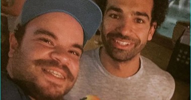 الفنان الصاعد محمد عبد الرحمن يلتقط صورة "سيلفى" مع محمد صلاح