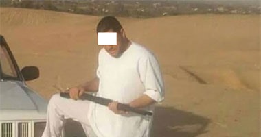 بعد مرور 16 شهرا على مقتل رجل أعمال أمام فندق بالعمرانية.. سقوط المتهم بارتكاب الجريمة وبحوزته 11 تمثالا فرعونيا.. تمكن من تغيير اسمه بعد صدور حكم غيابى ضده بالسجن المؤبد.. والقبض على نجل عمه وصديقه