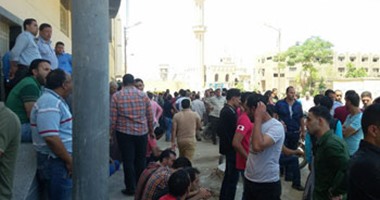 نواب البرلمان بقويسنا ينجحون فى فض إضراب عمال إحدى الشركات