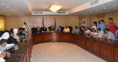 بالصور.. محافظ الفيوم يلتقى أهالى قرية سرسنا بحضور الإعلامى خالد أبو بكر