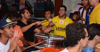 بالصور.. جماهير الإسماعيلى تحتشد بالمقاهى لمتابعة مباراة الأهلي