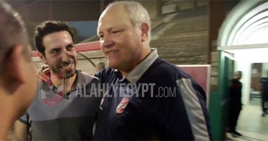 صفحة الأهلى تنشر فيديو  مؤازرة أبوتريكة للاعبين قبل مواجهة الدراويش