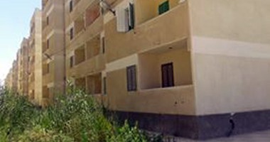 "صحافة المواطن " : بالصور: مياه الصرف الصحى والحشائش تحاصر أركان مساكن الشباب فى العجمى