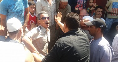 المياه فى حنفيات الحكومة والمواطن عطشان.. أهالى البحيرة يقطعون الطريق لانقطاع المياه أكثر من شهر.. وأسوان تشكو قلة فناطيس المياه.. ورواسب تصبغ مياه الشرب باللون الأحمر بالخارجة