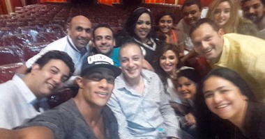 الفنانة روجينا تنشر صورة تجمعها مع فريق عمل مسرحية "أهلا رمضان"