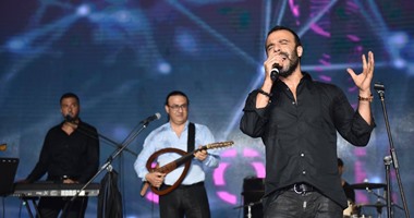 بالصور.. جو أشقر: الغناء أمام الزعيم ويسرا "حاجة حلوة كتير"