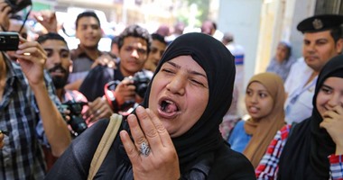بالصور.. ضحك وبكاء ودعاء.. "العيال بيمتحنوا" وإحنا معاهم.. امتحان الثانوية العامة للأمهات أصعب من ورقة الأسئلة.. سنة كاملة من التوتر تنتهى بلحظات الفرج عند أبواب المدارس